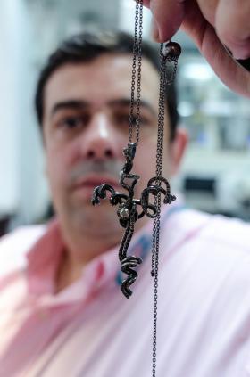 BENTO XVI E RAINHA DA JORDÂNIA TÊM JOIAS DE “OURO NEGRO” DE ARTISTA AÇORIANO