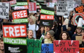 MILHARES DE ESTUDANTES PROTESTAM EM LONDRES CONTRA AUMENTO DAS PROPINAS