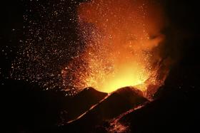 ERUPÇÃO VULCÂNICA NA ILHA DO FOGO VOLTOU A GANHAR INTENSIDADE NO FINAL DA TARDE DE SÁBADO