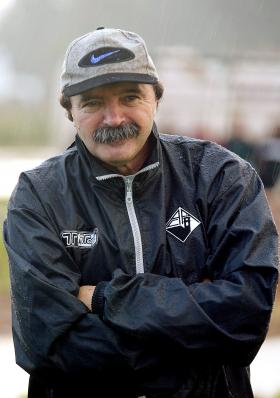 TREINADOR ARTUR JORGE ASSINA POR ÉPOCA E MEIA COM O MC ALGER