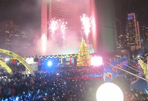 A sessão de fogo de artifício encantou as milhares de pessoas que se aglomeraram no exterior da Câmara Municipal de Toronto. Foto CMC