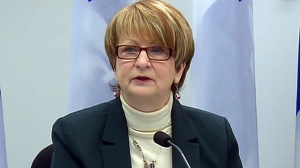 Lucienne Robillard, chefe da comissão de revisão do orçamento, propõe 2,3 biliões de dólares de cortes (foto cbc.ca)