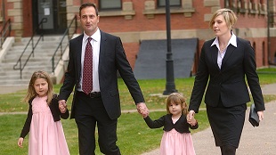 O primeiro-ministro da P.E.I., Robert Ghiz, e a sua família caminham para o Parlamento em Charlottetown, quarta-feira, 12 de novembro, para o discurso do trono, para abrir a sessão de outono da legislatura. THE CANADIAN PRESS - Brian McInnis