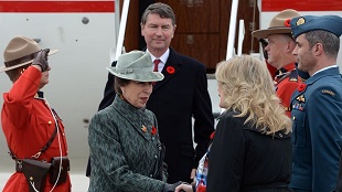 A princesa Ana é recebida pela ministra do Património, Shelly Glover, no momento em que ela chega com o vice-almirante Sir Tim Laurence a Otava - 10 de novembro de 2014. THE CANADIAN PRESS/Sean Kilpatrick