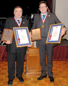 Os diretores do CMC, Eduardo Vieira e Jorge Passarinho com os prémios atribuídos pelo National Ethnic Press and Media Council of Canada