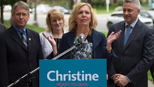 A MPP Christine Elliott anuncia a sua intenção de concorrer para a liderança do PC do Ontário, durante uma conferência de imprensa em Toronto, na quarta-feira, 25 de junho de 2014. THE CANADIAN PRESS/Darren Calabrese