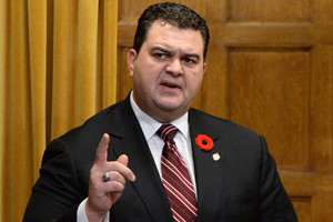 Dean Del Mastro lê a sua declaração de demissão na Câmara dos Comuns, no Parliament Hill, em Otava, na quarta-feira, 5 novembro de 2014. THE CANADIAN PRESS/Sean Kilpatrick