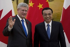 O primeiro-ministro do Canadá, Stephen Harper, acena quando deixa uma conferência de imprensa com o primeiro-ministro Li Keqiang, em Pequim, China - 8 de novembro de 2014. THE CANADIAN PRESS/Adrian Wyld