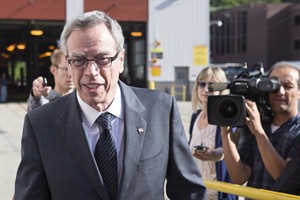 O ministro das Finanças Federal Joe Oliver chega para um anúncio em Toronto. Foto de arquivo. THE CANADIAN PRESS/Chris Young