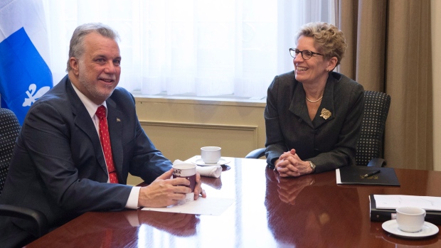 Kathleen Wynne (direita) com Philippe Couillard no seu gabinete na Legislatura do Ontário, em Toronto - 21 de novembro de 2014. THE CANADIAN PRESS/Chris Young