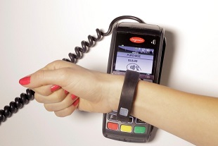 Uma pulseira Royal Bank é usada para o pagamento, nesta foto de divulgação apresentada na quarta-feira 29 de outubro de 2014. (The Canadian Press / HO, BlueSky Comm)