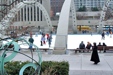 Skaters na Nathan Phillips Square. CIDADE DE TORONTO
