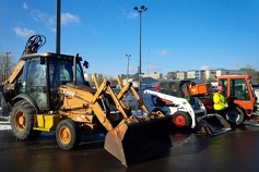 Limpa-neves e camiões de sal estacionados num local da cidade. 680NEWS / Kevin Misener
