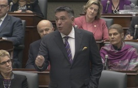 O Ministro das Finanças do Ontário, Charles Sousa, entrega a atualização económica de outono do governo no Queen’s Park - 17 de novembro de 2014
