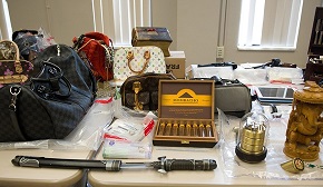 A polícia de Toronto está a tentar devolver milhares de itens roubados aos legítimos proprietários. Foto divulgada pelo Serviço de Polícia de Toronto