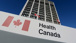 Um sinal é exibido em frente à sede da Health Canada em Otava. (The Canadian Press / Sean Kilpatrick)