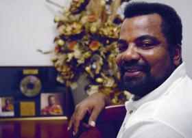 CANTOR ANGOLANO BONGA DEDICA RECONHECIMENTO DO GOVERNO FRANCÊS AO PAÍS