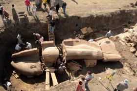 ESTÁTUA DO FARAÓ AMENHOTEP APRESENTADA HOJE NO EGITO