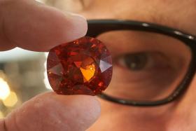 LEILÃO DE RUBIS MOÇAMBICANOS COM RECEITAS DE 43,3 MILHÕES DE DÓLARES – GEMFIELDS