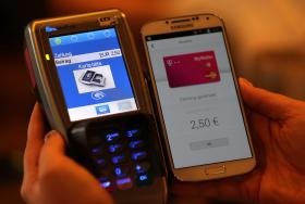 CONSUMIDORES COM ‘SMARTPHONES’ PODEM PAGAR COMPRAS POR DÉBITO SEM USAR CARTÕES