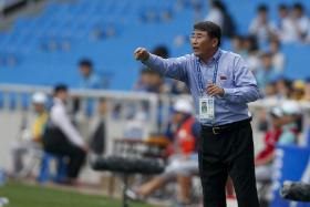SELECIONADOR DE FUTEBOL DA COREIA DO NORTE SUSPENSO POR UM ANO