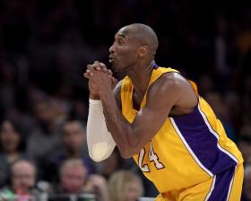 BRYANT ACUSA COLEGAS DOS LAKERS DE SEREM “MOLES COMO O PAPEL HIGIÉNICO”