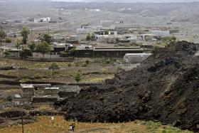 LAVA DE VULCÃO DO FOGO DESTROI ESCOLA, HOTEL E CASAS