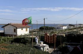 PROPRIETÁRIOS COM ORDEM DE SAÍDA DA PRAIA DE FARO RECUSAM ABANDONAR CASAS