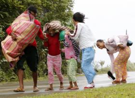 MANILA ORDENA EVACUAÇÃO DAS ZONAS COSTEIRAS DEVIDO A CHEGADA DE TUFÃO HAGUPIT