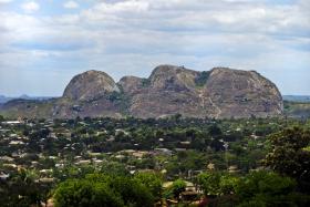 FESTIVAL EXALTA ROCHA SOB FORMA DE CABEÇA HUMANA NO CENTRO DE MOÇAMBIQUE