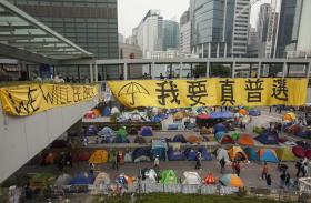 HONG KONG: OFICIAIS DE JUSTIÇA COMEÇARAM A DESMANTELAR ACAMPAMENTOS DE PROTESTO