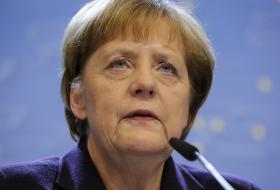 ANGELA MERKEL LAMENTA ADIAMENTO DAS NEGOCIAÇÕES PARA O FIM DA VIOLÊNCIA NA UCRÂNIA