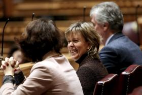 MINISTRA DAS FINANÇAS DEFENDE QUE DÍVIDA É SUSTENTÁVEL E DEVE SER REDUZIDA COM EXCEDENTES