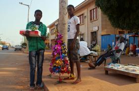 SÃO SÓ PEQUENAS ESTRELAS, MAS A ILUMINAÇÃO DE NATAL REGRESSA A BISSAU