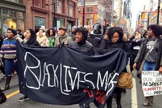 Mais de 200 pessoas marcharam em Toronto, no protesto “Black Lives Matter”, 13 de dezembro de 2014. CityNews / Tracy Tong