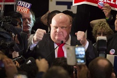 Rob Ford fala aos apoiantes, depois de ganhar o lugar na Assembleia Municipal, na sede do candidato a presidente Doug Ford, em Toronto - 27 de outubro de 2014. The Canadian Press / Darren Calabrese