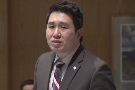 O presidente da TDSB, Shaun Chen, dirige-se à direção, durante uma reunião, 1 de dezembro de 2014. CityNews