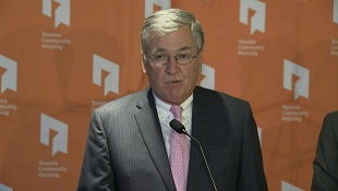 O presidente interino e CEO da Toronto Community Housing Corporation, Greg Spearn fala com os repórteres em 16 de dezembro