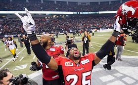 Keon Raymond, dos Calgary Stampeders, comemora a vitória da sua equipa contra os Hamilton Tiger-Cats durante a final da 102ª Grey Cup, em Vancouver, B.C. - 30 de novembro de 2014. The Canadian Press / Nathan Denette