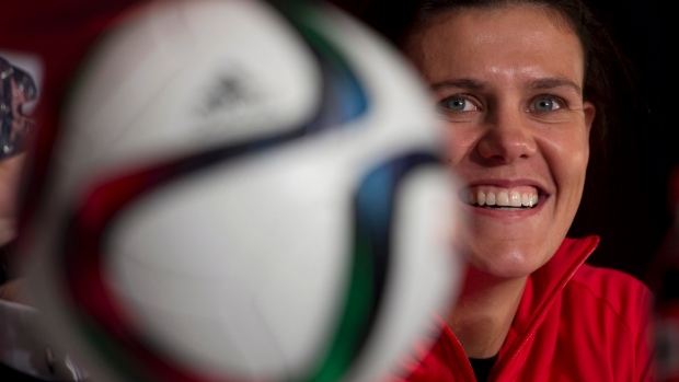 A capitã da seleção nacional feminina do Canadá, Christine Sinclair, ri durante uma conferência de imprensa antes do sorteio do Campeonato do Mundo da FIFA . 5 dezembro, 2014 em Otava. The Canadian Press / Adrian Wyld