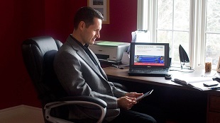 David Mosher, o gerente de marketing do produto da RelayHealth, na sua casa em Oakville Ontário. Foto de arquivo. The Canadian Press / Chris Young