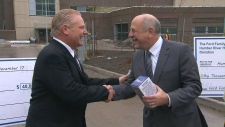 Doug Ford entrega ao Presidente e CEO do Humber River Hospital, Ruben Devlin, uma “bobblehead” de Rob Ford, em 17 de dezembro