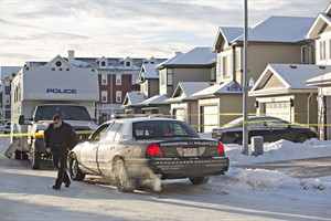A polícia investiga o local onde várias mortes ocorreram. The Canadian Press / Jason Franson
