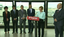 Kathleen Wynne esteve com funcionários da Metrolinx a explicar quanto custará uma tarifa para o Aeroporto de Pearson