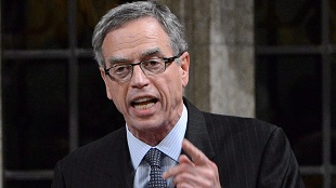O ministro das Finanças Joe Oliver responde a uma pergunta durante o período de perguntas na Câmara dos Comuns no Parliament Hill em Otava. Foto de arquivo. (The Canadian Press / Sean Kilpatrick)