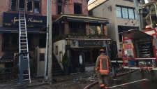 Um bombeiro no exterior do Sotto Sotto Restaurant e do Spuntini Ristorante and Bar, em Yorkville, na sexta-feira, 26 de dezembro, 2014, na sequência de um incêndio no dia de Natal. (CP24 / Travis Dhanraj)