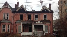 Telhados danificados podem ser vistos em casas na Oxford Street, perto da College Street e Spadina Avenue, depois de um incêndio se ter espalhado por quatro casas geminadas, por volta das 01:00 horas de segunda-feira, 1 de dezembro, 2014.