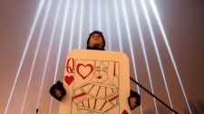 Sebastien Duran está na frente de uma tela comemorativa de 14 luzes para as vítimas, durante uma cerimónia no Monte Real para marcar o 25º aniversário do massacre do Polytechnique, no sábado. 6 de dezembro, 2014, em Montreal. THE CANADIAN PRESS/Ryan Remiorz
