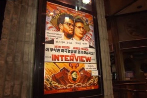 Um cartaz do filme “The Interview” no exterior do cinema Carlton. O cinema na Yonge e Carlton vai começar a exibir o filme na sexta, 2 de janeiro de 2015. CityNews