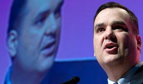 O ministro da Indústria, James Moore, numa conferência sobre indústria aeroespacial - 2 de dezembro, 2013, em Montreal. The Canadian Press / Paul Chiasson